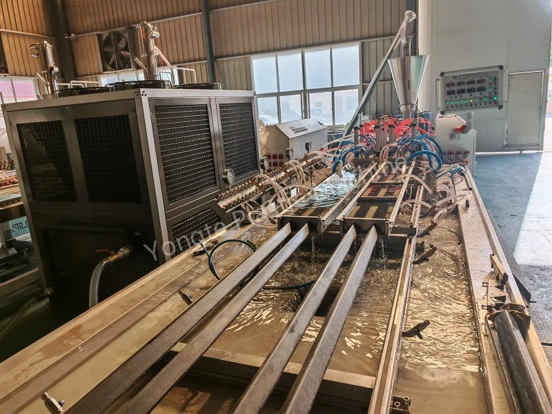 4 boşluqlu təkrar emal edilmiş plastik profilli ekstruziya maşını 8 metr/dəqiqə yüksək sürətə çatır