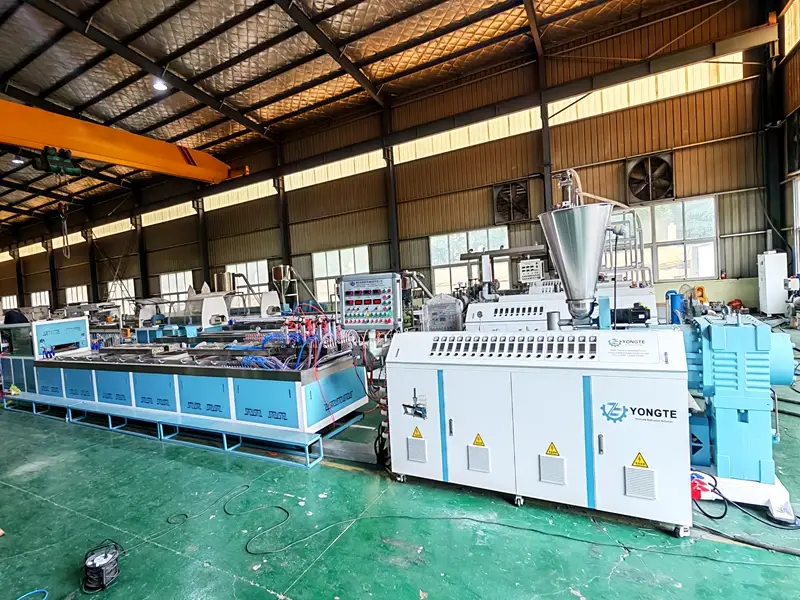 Dörd boşluqlu plastik profilli ekstruziya xəttinin balanssız ekstruziya sürətinin həlli üçün texniki həll