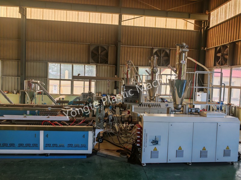 Yongte, WPC Decking üçün In-Line 3D Qabartma Texnologiyası ilə Yeni Birgə Ekstruziya Xəttini uğurla istifadəyə verdi