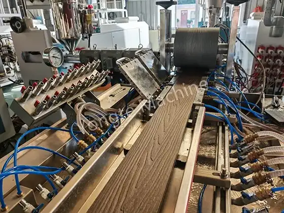 Tullantıların şüşə lifini WPC Deckingə təkrar emal etmək üçün Kanada WPC Kompleks Zavodu